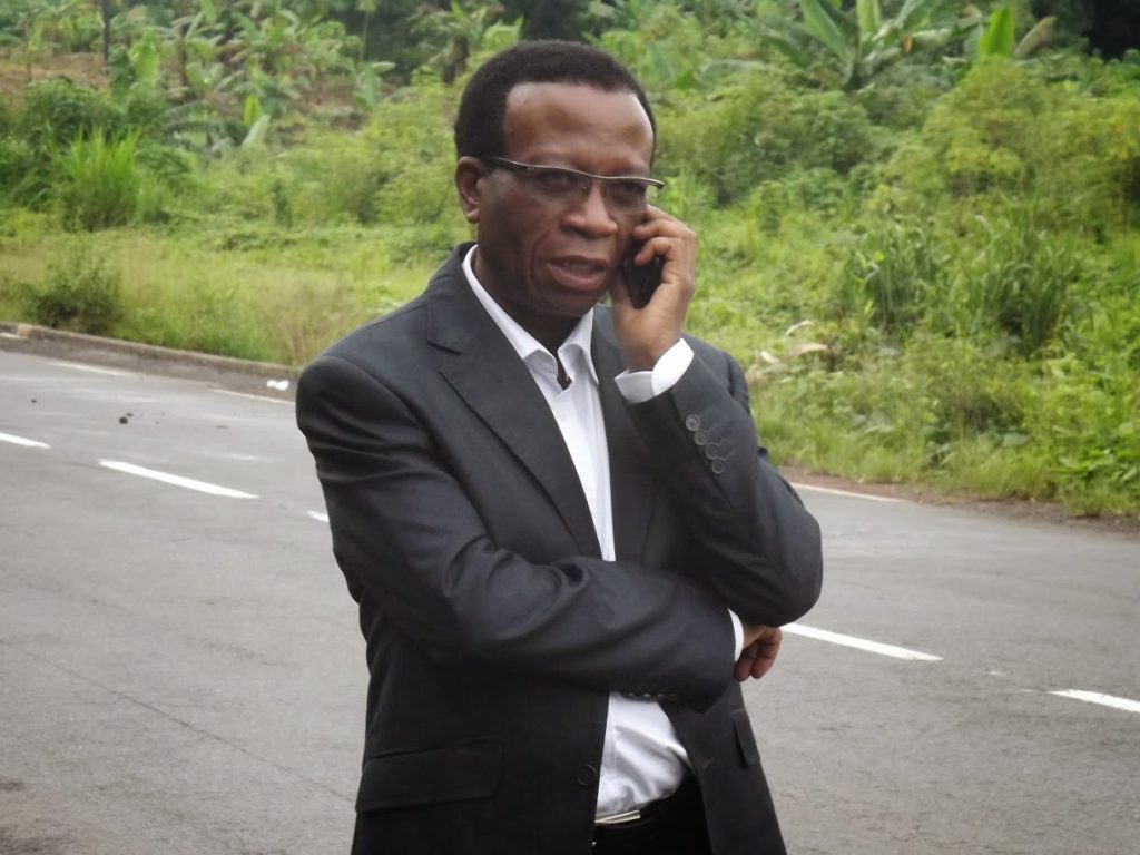 Dr. Kakisingi Lazare au téléphone